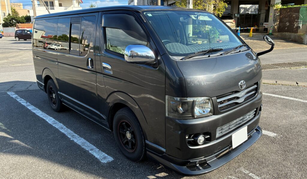2005年式ハイエース200系1型スーパーGLを前方斜めから撮影