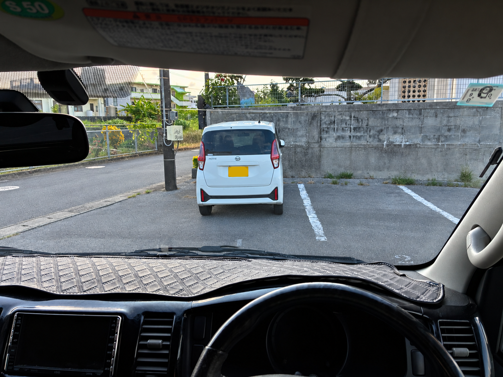 200系ハイエース1型の運転席から見た前方視界