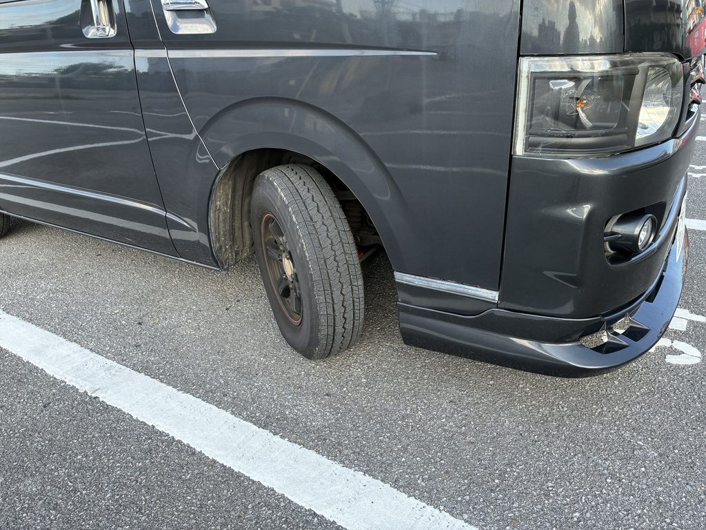 停止した200系ハイエースの前輪と車体の位置関係