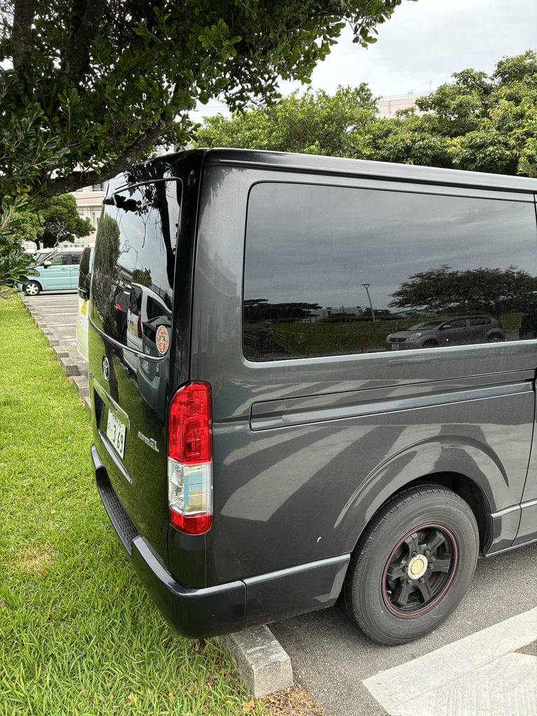 ハイエースの車体後部と木の枝の位置関係