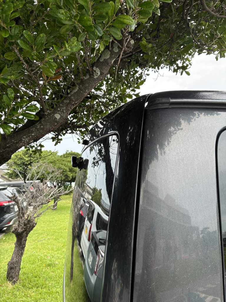 木の枝とハイエース車体上部付近のへこみ傷